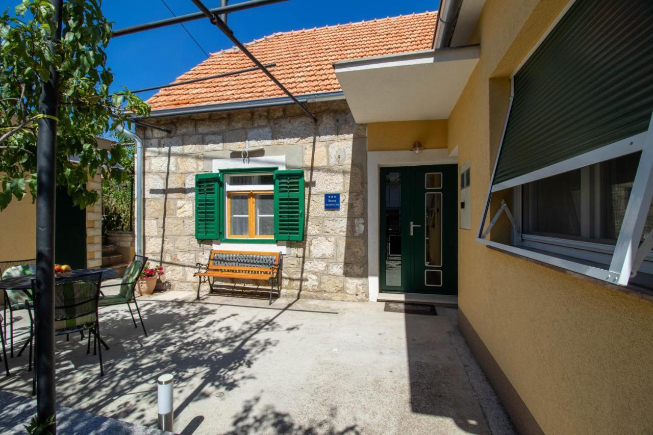 Apartman Ivan Drniš Esterno foto