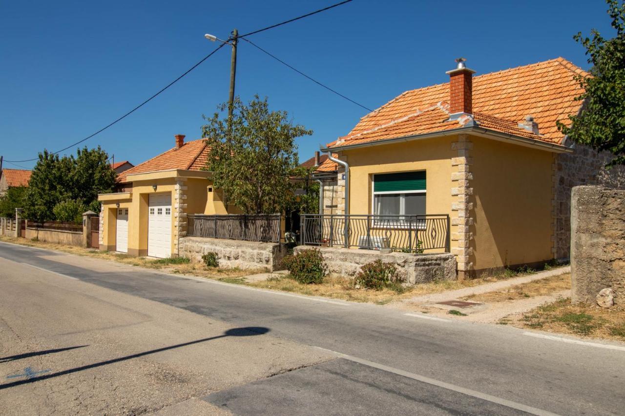 Apartman Ivan Drniš Esterno foto