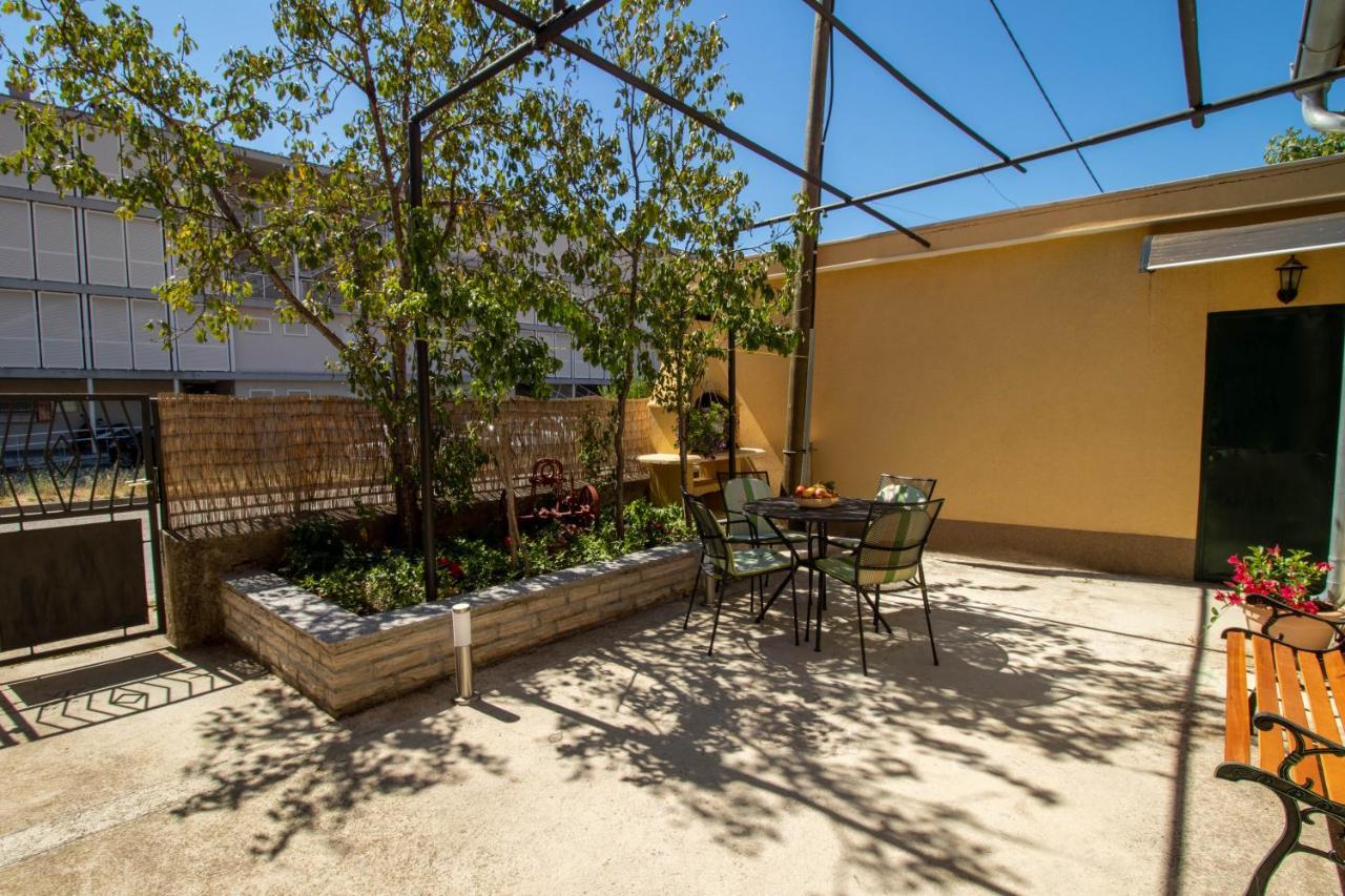 Apartman Ivan Drniš Esterno foto